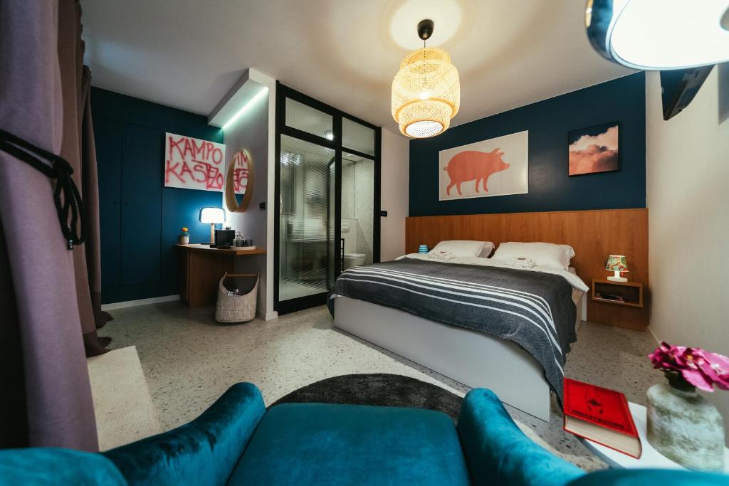 een slaapkamer met een bed en een bank bij EM Kastelo Zadar in Zadar