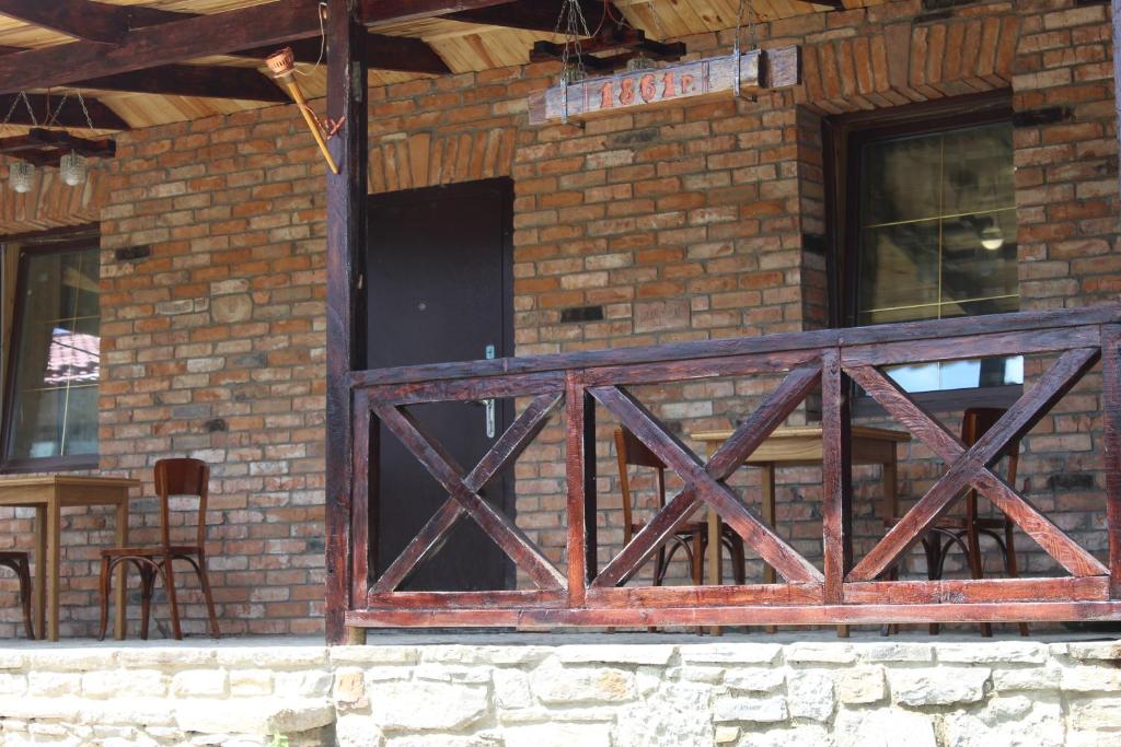 een bakstenen gebouw met een houten schuurdeur bij Сердце Каньона in Kamjanets-Podilsky