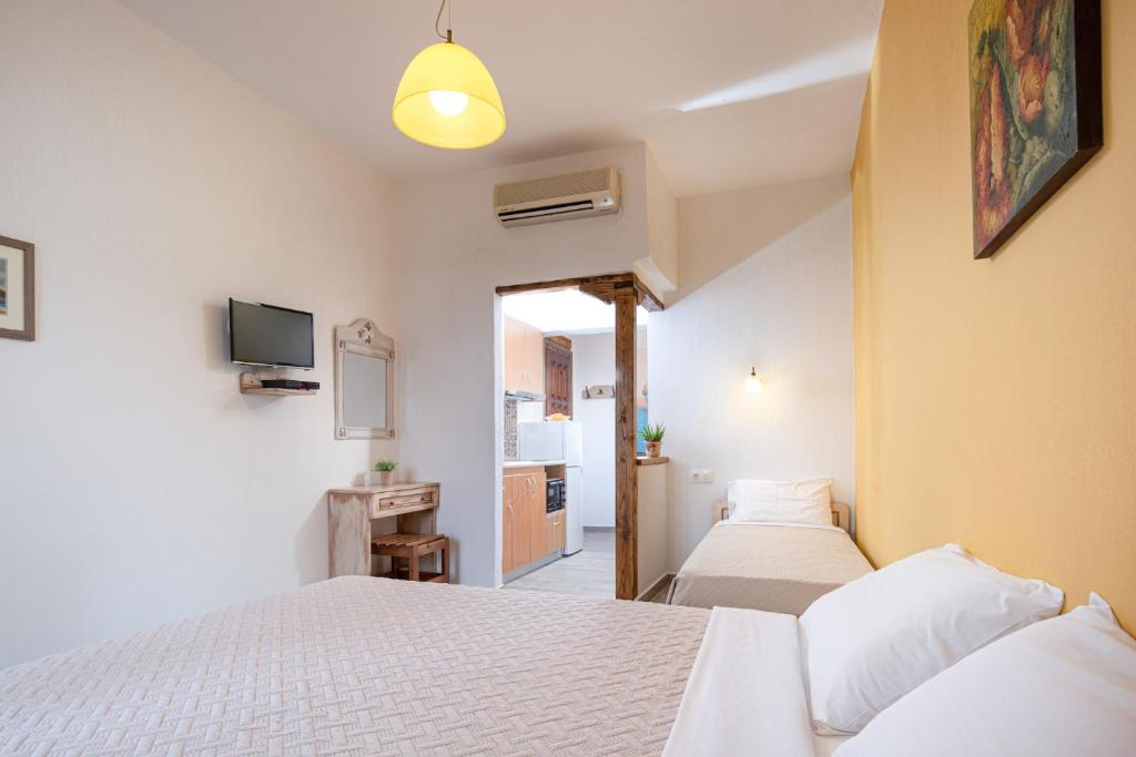 Postel nebo postele na pokoji v ubytování Akti House Psarogiannis Apartments & Studios