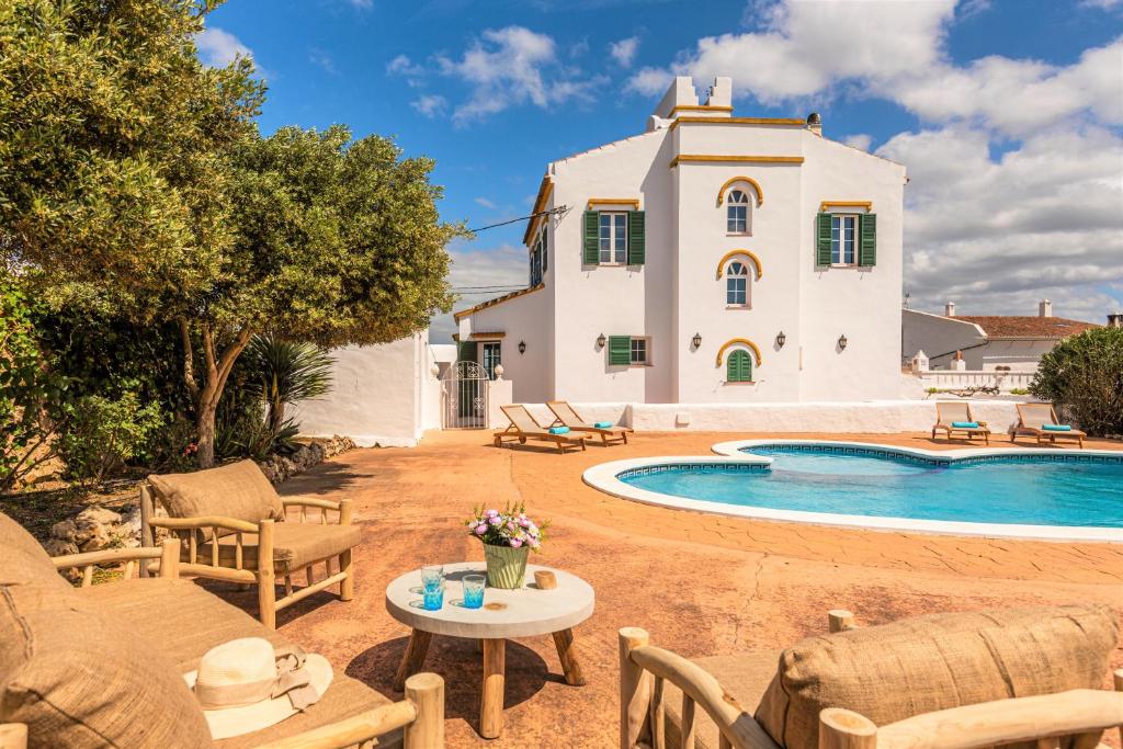 een buitenuitzicht op een villa met een zwembad bij Finca Son Pere in Ferreries