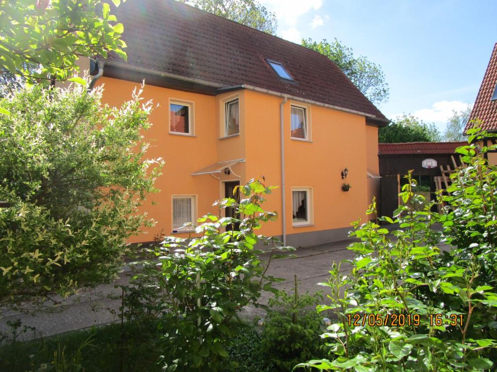 uma casa com uma laranja em Pension Sabine em Lützen