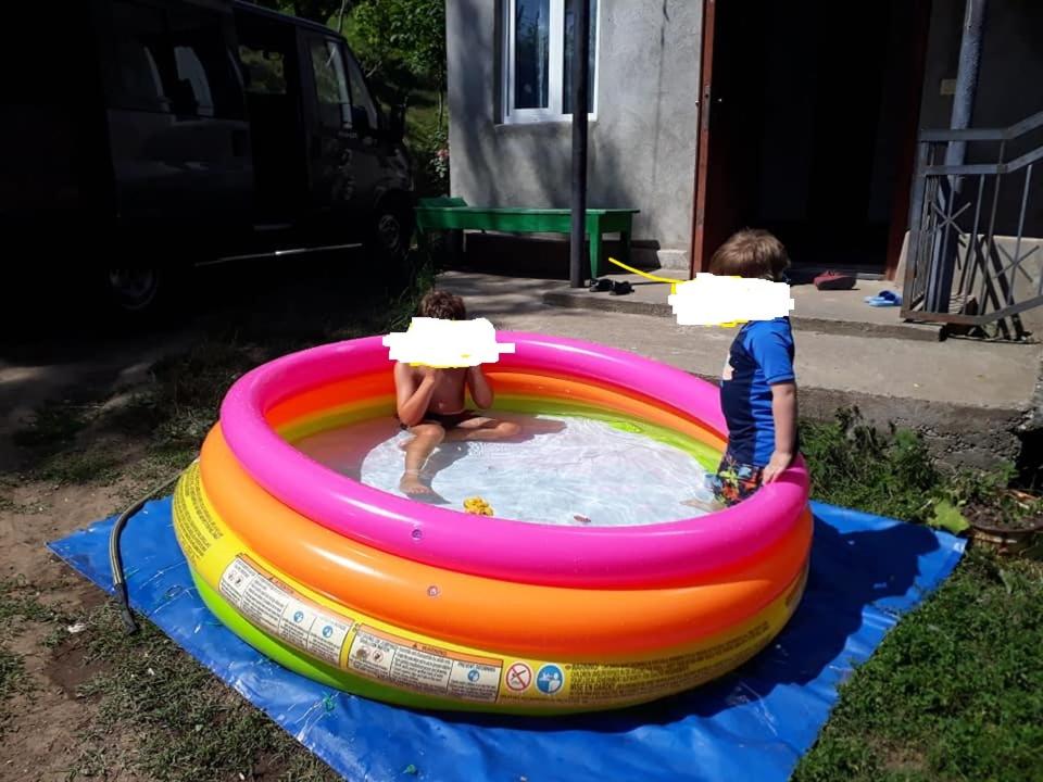Bazén v ubytování Guest House Karati nebo v jeho okolí