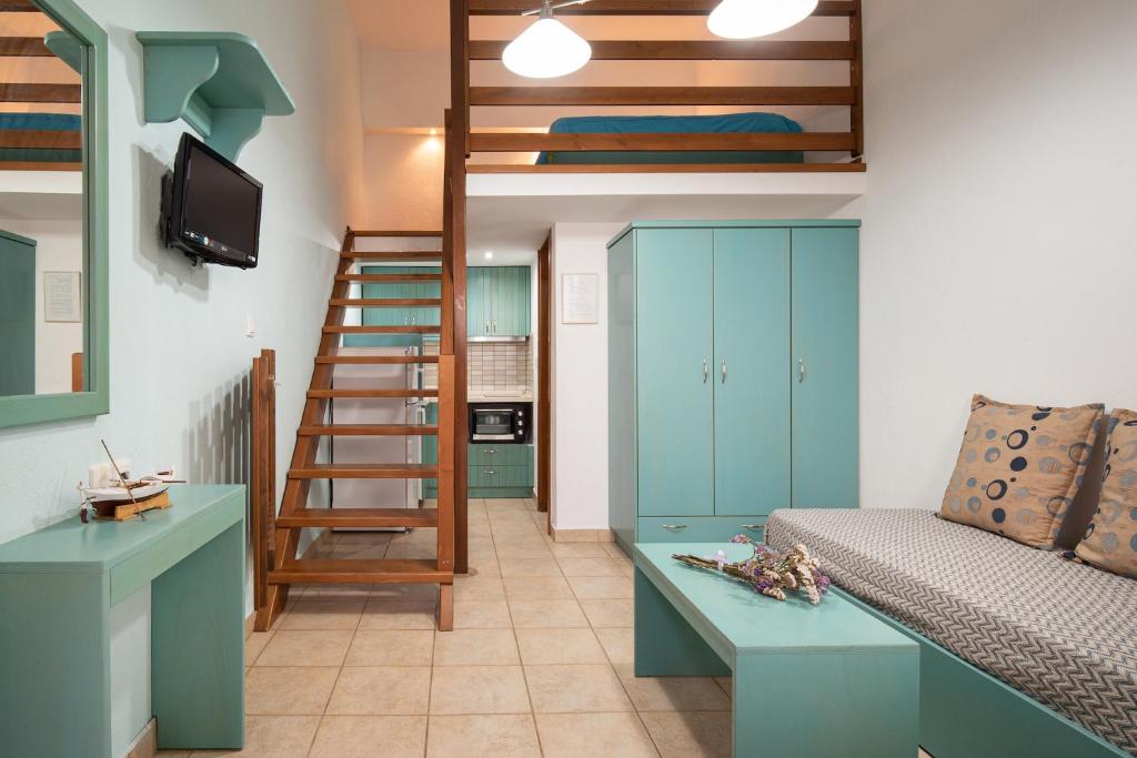 TV a/nebo společenská místnost v ubytování Akti House Psarogiannis Apartments & Studios