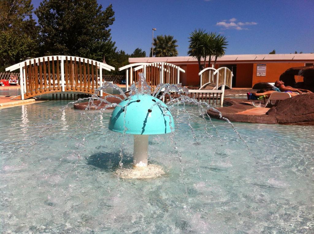 Bazén v ubytování Vias-Plage Camping Les Salisses Quality Holidays nebo v jeho okolí