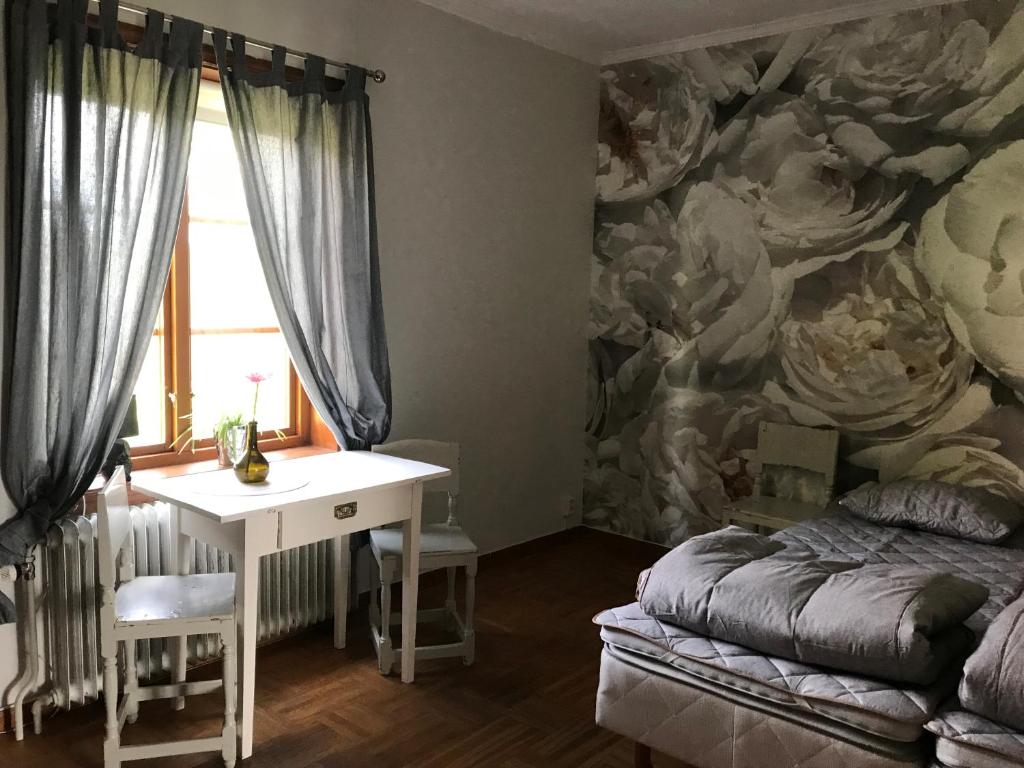 - une chambre avec un bureau, un lit et une fenêtre dans l'établissement STF Höga Kusten vandrarhem, à Ullanger