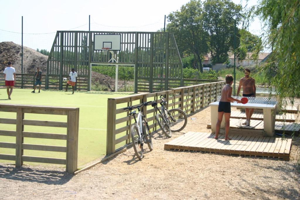 Tenis a/nebo squash v ubytování Vias-Plage Camping Les Salisses Quality Holidays nebo okolí
