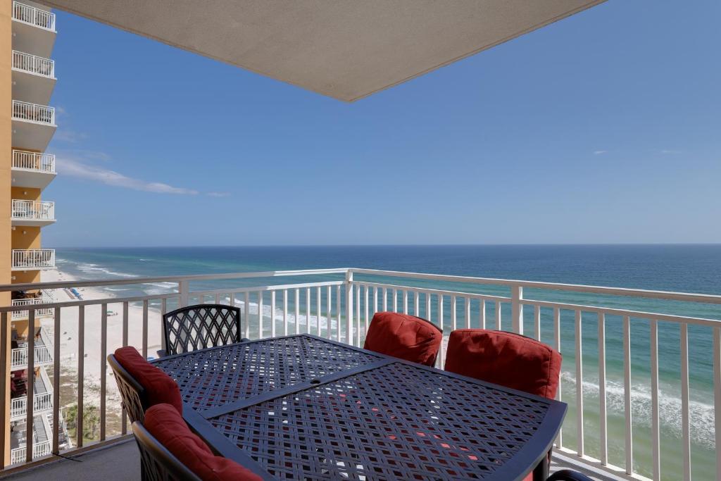einen Tisch und Stühle auf einem Balkon mit Meerblick in der Unterkunft Splash Resort 907W in Panama City Beach