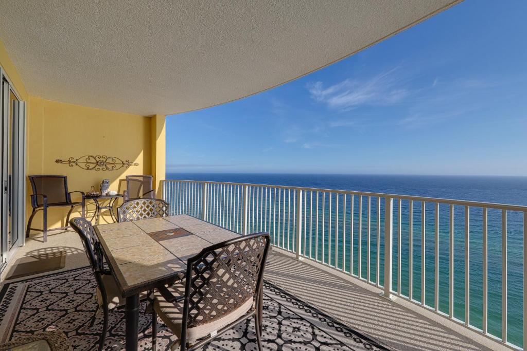 balcón con mesa, sillas y vistas al océano en Emerald Isle 2207, en Panama City Beach