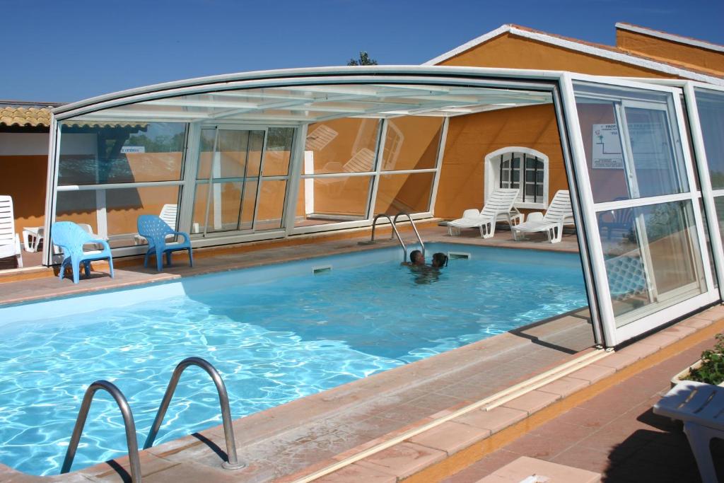 Bazén v ubytování Vias-Plage Camping Les Salisses Quality Holidays nebo v jeho okolí