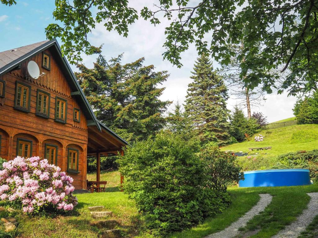 dom z niebieskim stawem przed nim w obiekcie Chalupa Lužické hory w mieście Dolní Světlá