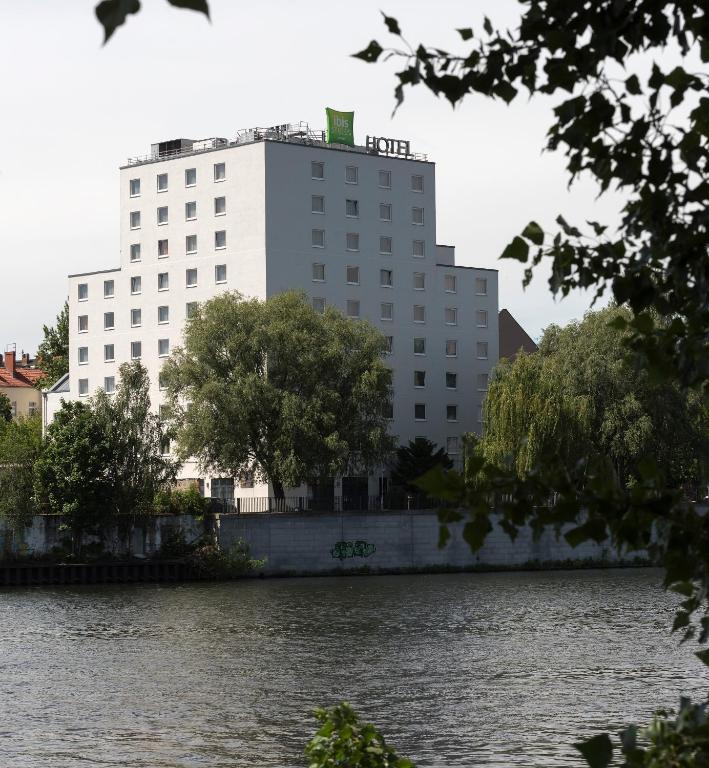 Výhled na řeku, která protéká v blízkosti hotelu