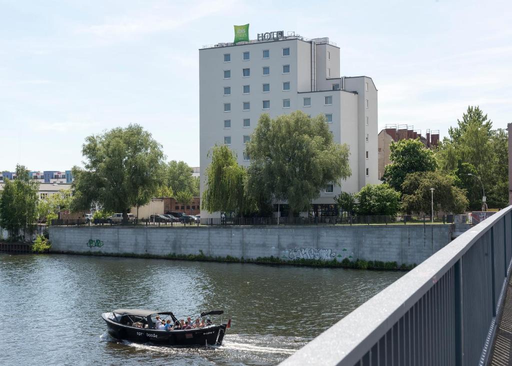 Výhled na řeku, která protéká v blízkosti hotelu