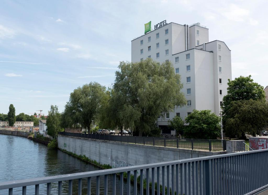 Výhled na řeku, která protéká v blízkosti hotelu
