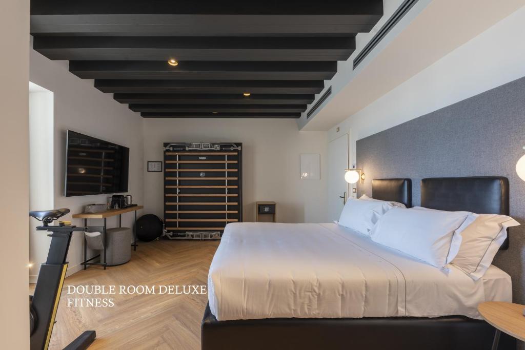 Een bed of bedden in een kamer bij MaisonMe Boutique Hotel