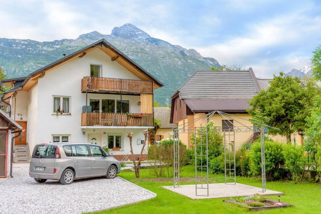 samochód zaparkowany przed domem w obiekcie Apartmaji SLATENIK w mieście Bovec