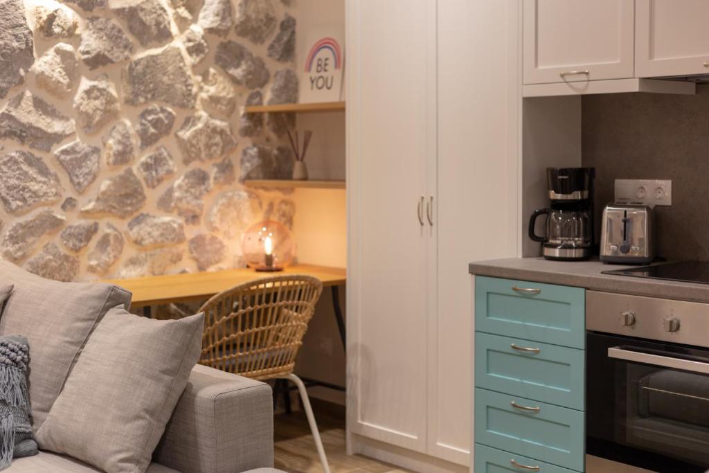 Kuchyň nebo kuchyňský kout v ubytování Rapanos Apartments