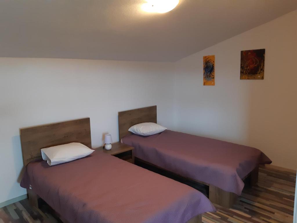 Łóżko lub łóżka w pokoju w obiekcie Apartments Vukelić