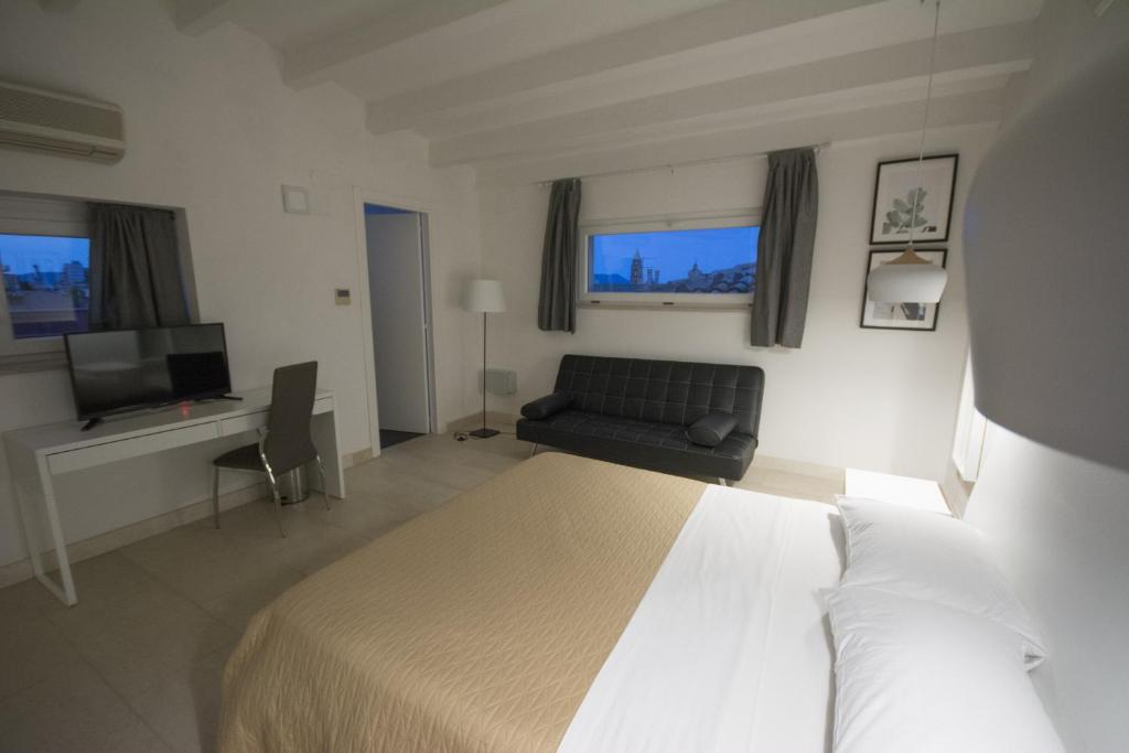 Łóżko lub łóżka w pokoju w obiekcie Palazzo di Fazio Suites