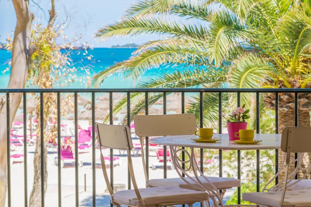 d'une table et de chaises sur un balcon avec vue sur la plage. dans l'établissement Garballons 5 1D, à Port d'Alcúdia