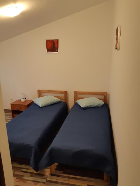 Łóżko lub łóżka w pokoju w obiekcie Apartments Vukelić
