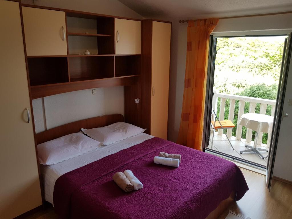 um quarto com uma cama com duas toalhas em Apartments Ivanka em Sućuraj