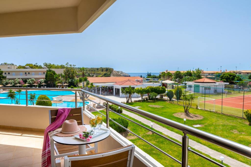 Bazén v ubytování Leonardo Kolymbia Resort Rhodes nebo v jeho okolí