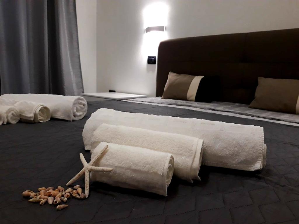 una stanza con due letti con asciugamani e una stella marina sul pavimento di Villino Montale a Porto Cesareo