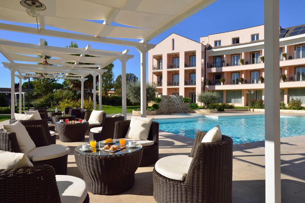 Bazén v ubytování Hotel Isola Sacra Rome Airport nebo v jeho okolí
