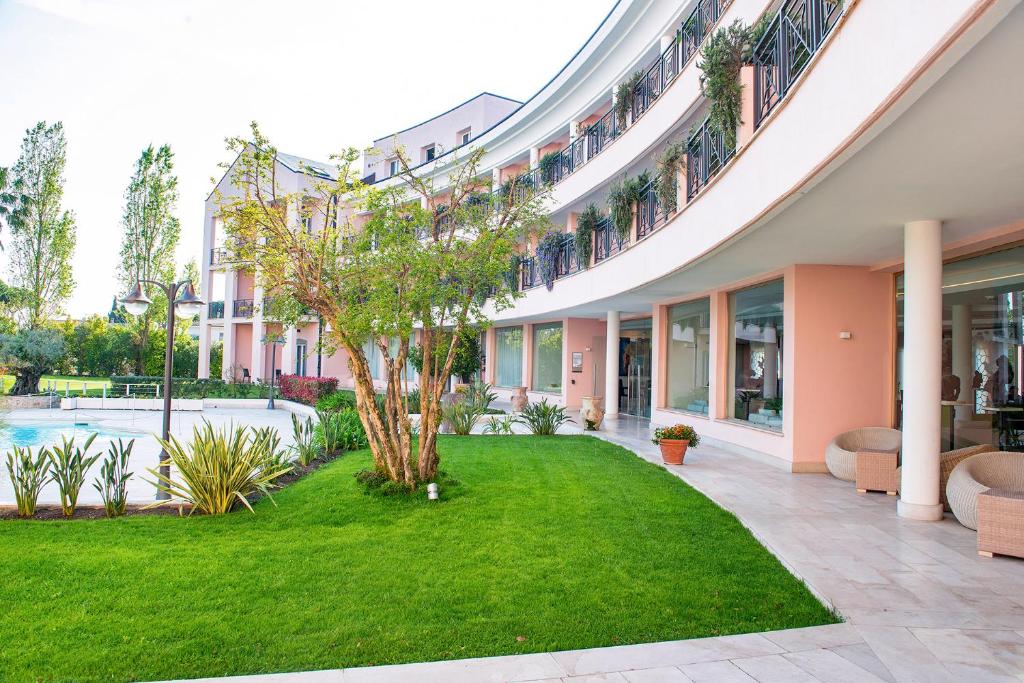 Bazén v ubytování Hotel Isola Sacra Rome Airport nebo v jeho okolí