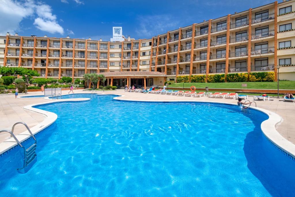 Bazén v ubytování GHT Aparthotel Tossa Park nebo v jeho okolí