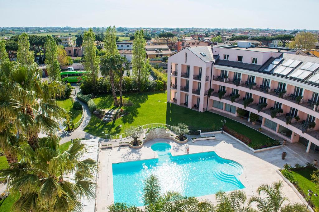 Bazén v ubytování Hotel Isola Sacra Rome Airport nebo v jeho okolí