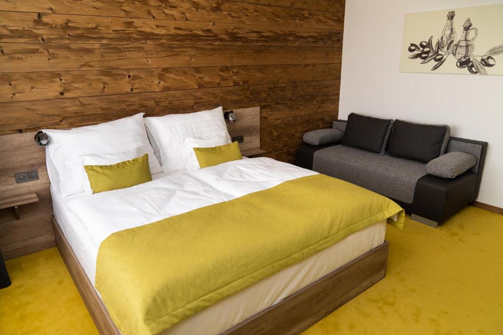 Postel nebo postele na pokoji v ubytování Hotel Kristály Konferencia & Wellness