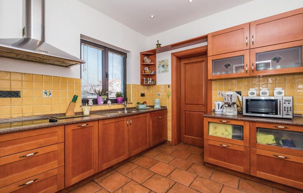 Kuchyňa alebo kuchynka v ubytovaní Sea View - Casa di Arijana
