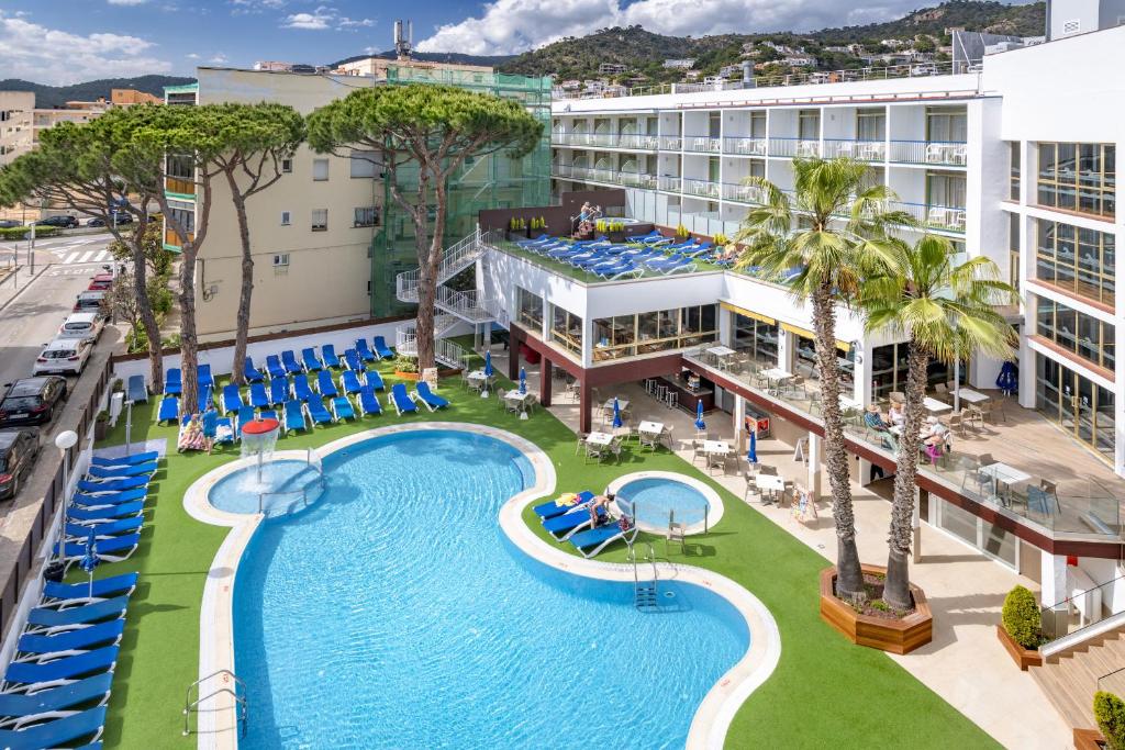 トッサ・デ・マールにあるGHT Costa Brava & Spaのホテルのプールのオーバーヘッドビュー