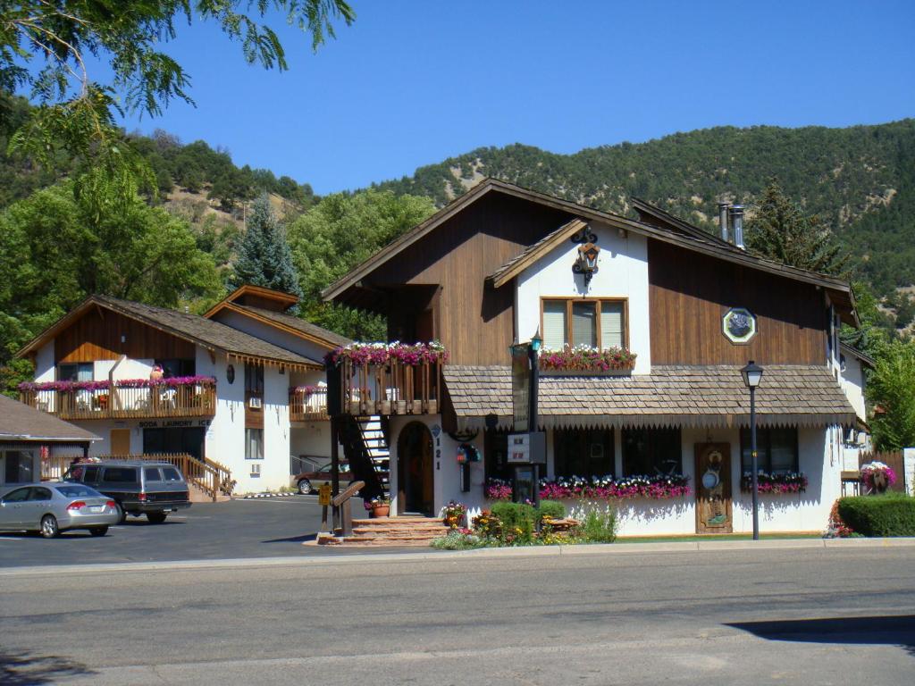 un bâtiment au milieu d'un parking dans l'établissement Starlight Lodge, à Glenwood Springs