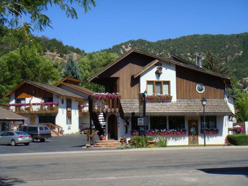 een gebouw midden op een parkeerplaats bij Starlight Lodge in Glenwood Springs