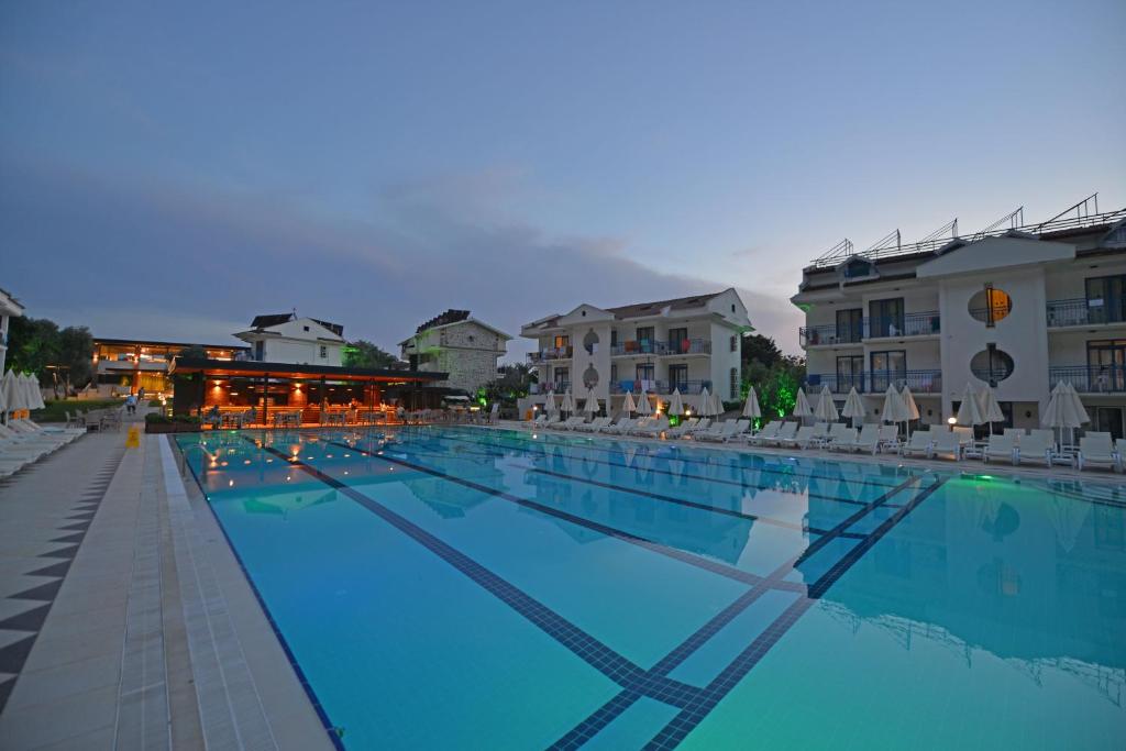 Bazén v ubytování Belcekum Beach Hotel nebo v jeho okolí