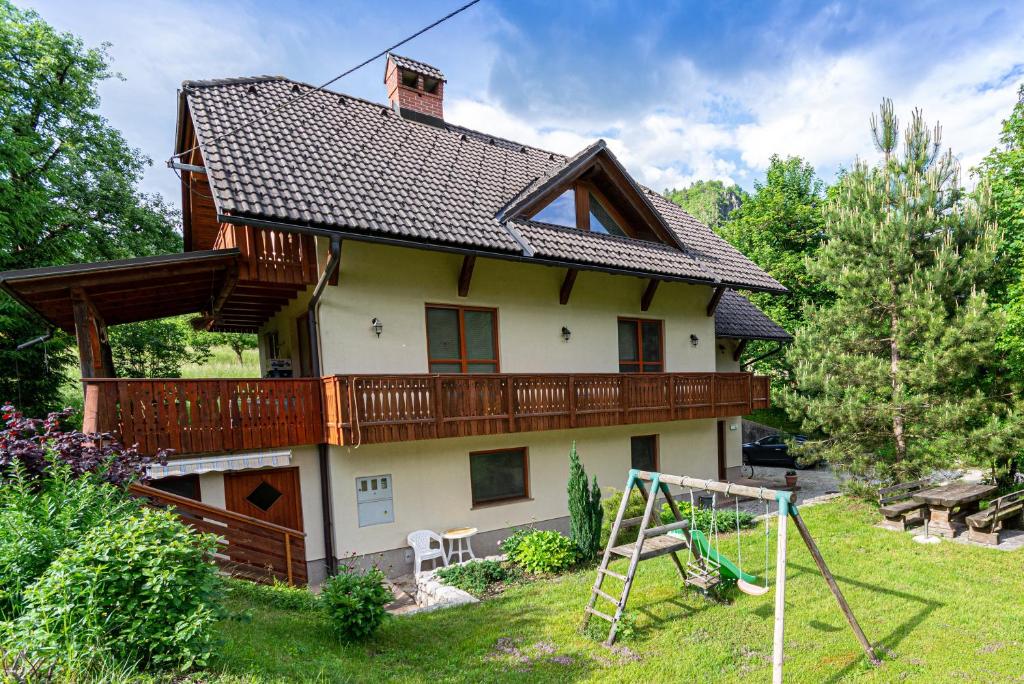 una casa con un aro de baloncesto delante de ella en Apartments Valant, en Bled