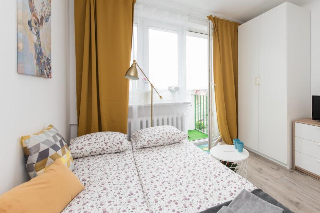 Posteľ alebo postele v izbe v ubytovaní SuperApart Belwederska A MiniStudio, Balcony, Kitchen, Pet-Friendly, TV & Wifi