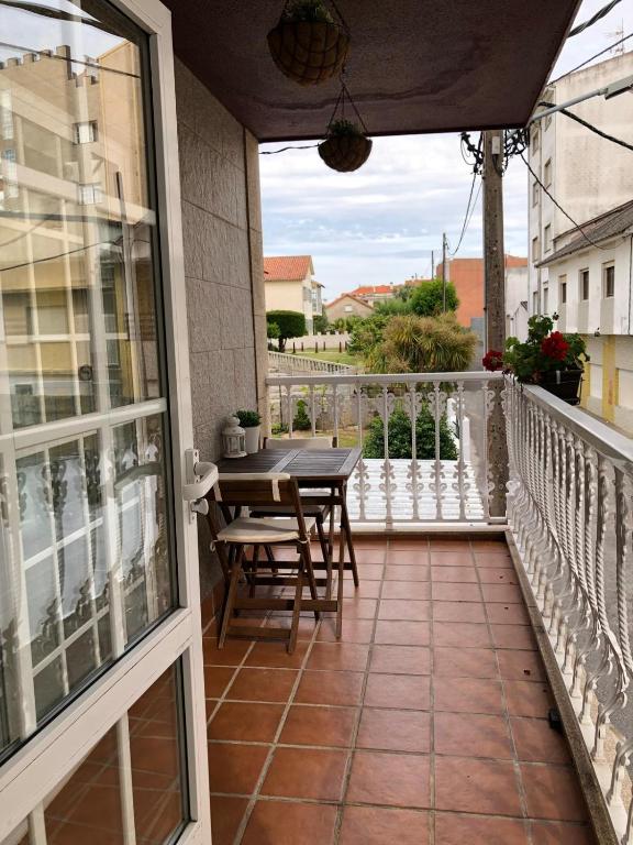balkon ze stołem i krzesłami na balkonie w obiekcie Vivienda Cousillas w mieście Noalla