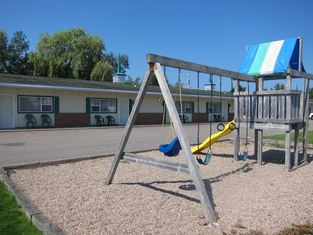 un parque infantil vacío con un tobogán en Fundy Spray Motel, en Middleton