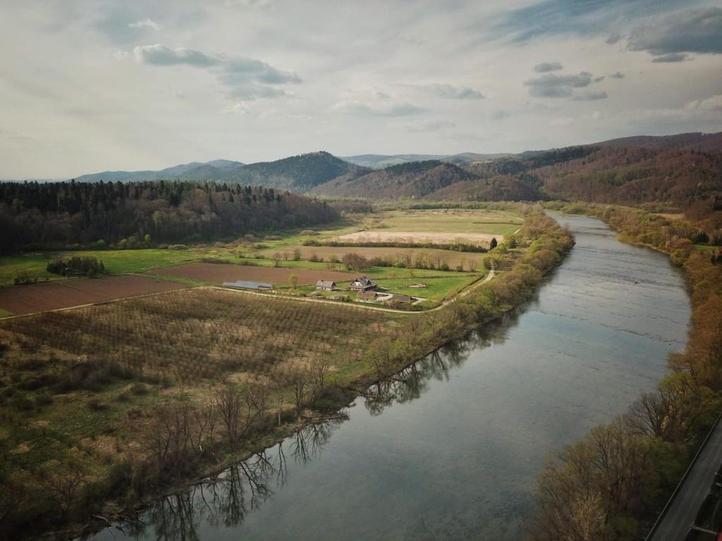 una vista aérea de un río con montañas en el fondo en W dolinie Sanu en Lesko