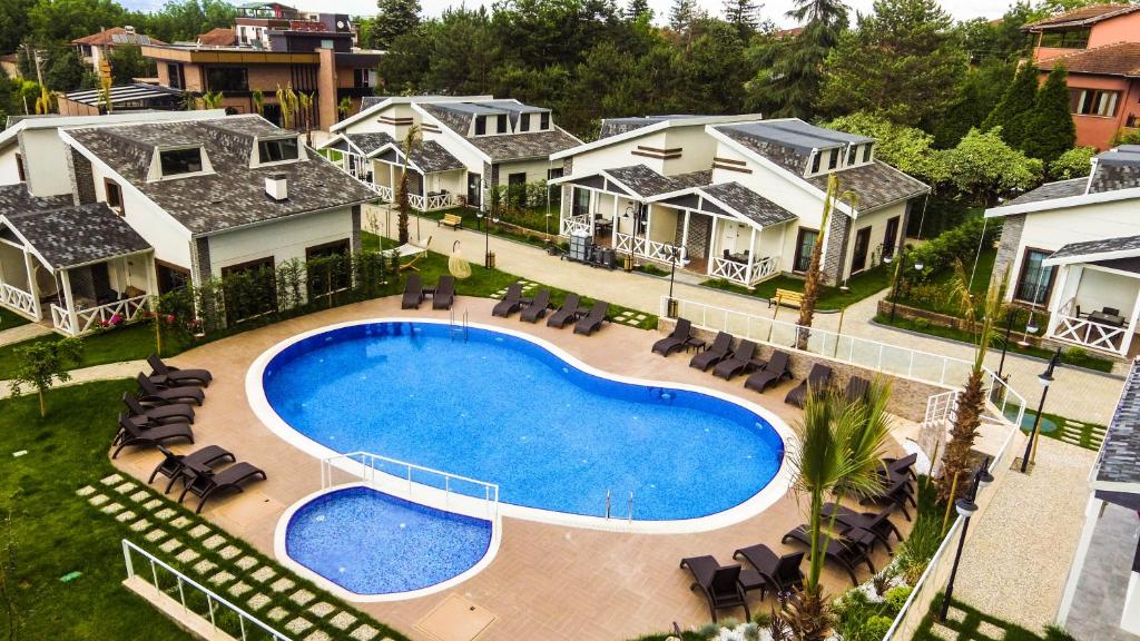 z góry widok na dom z basenem w obiekcie Alfa Suites & SPA w mieście Sapanca