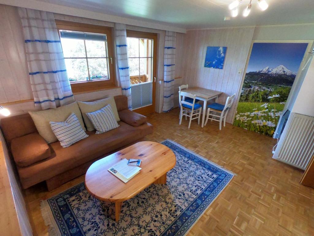 een woonkamer met een bank en een tafel bij Fewo Strauss in Ossiach