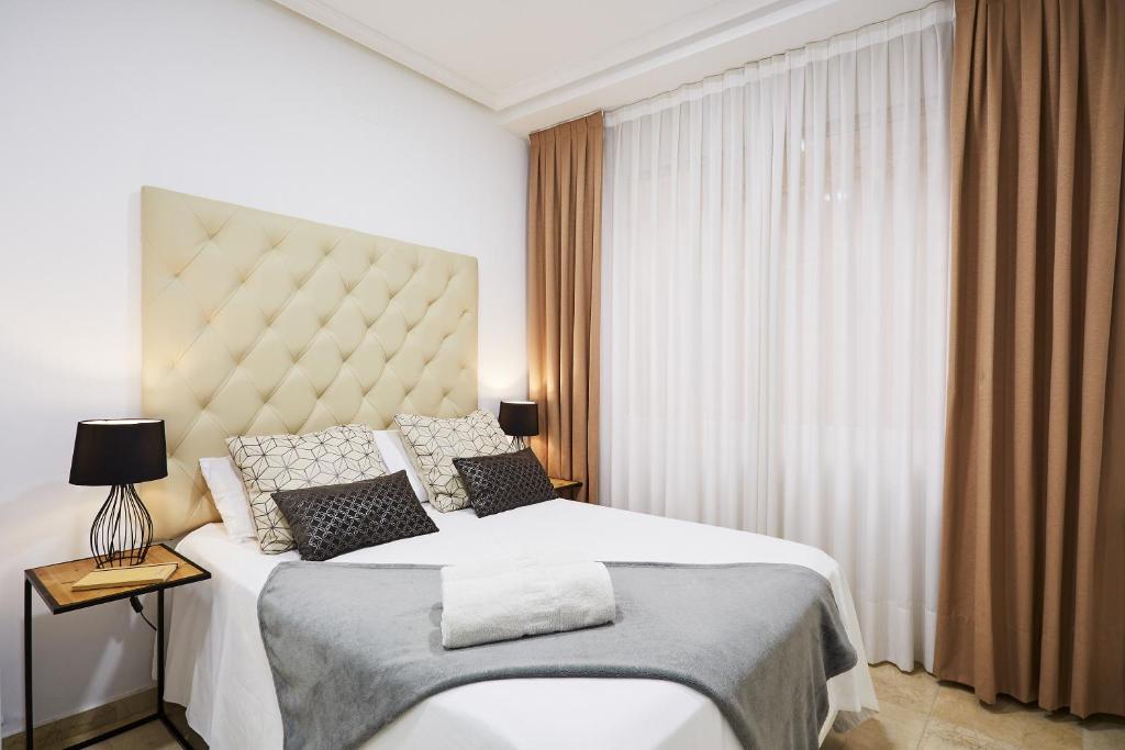 Postel nebo postele na pokoji v ubytování LEEWAYS LOFT V in GRAN VÍA