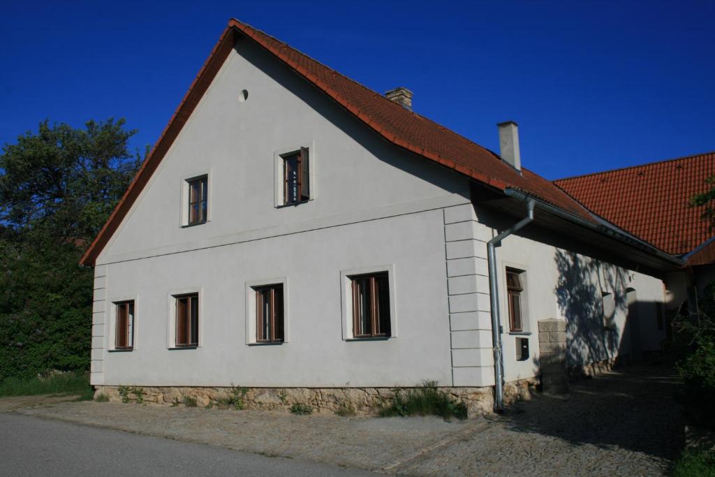una casa bianca con tetto rosso di Chalupa Hojna Voda a Horní Stropnice