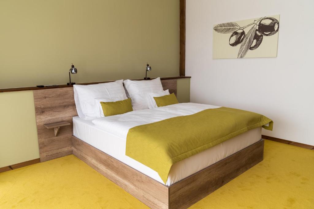 Postel nebo postele na pokoji v ubytování Hotel Kristály Konferencia & Wellness