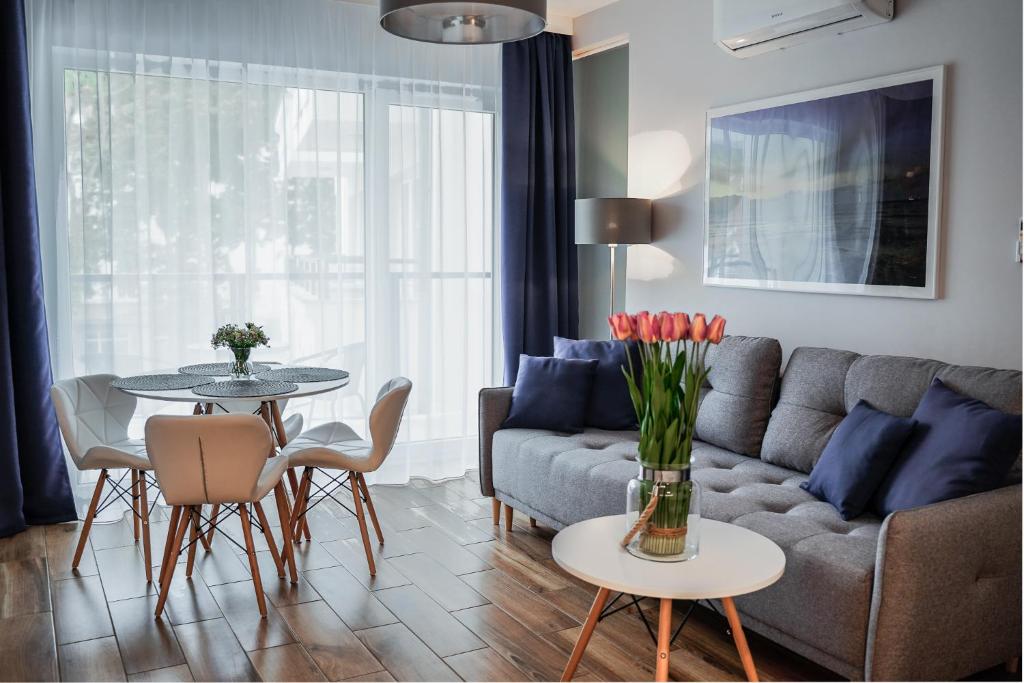 - un salon avec un canapé et une table dans l'établissement Apartament na Wyspie, à Świnoujście