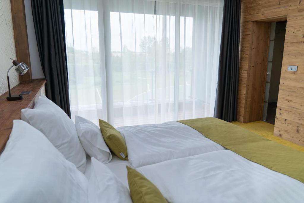 Postel nebo postele na pokoji v ubytování Hotel Kristály Konferencia & Wellness