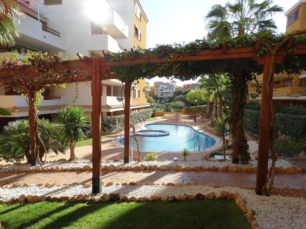Bazén v ubytovaní Apartamento Eleonor, La Entrada, Punta Prima, Torrevieja alebo v jeho blízkosti